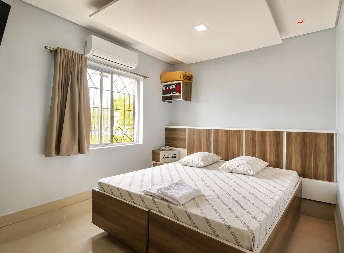 Quarto com luz da manhã